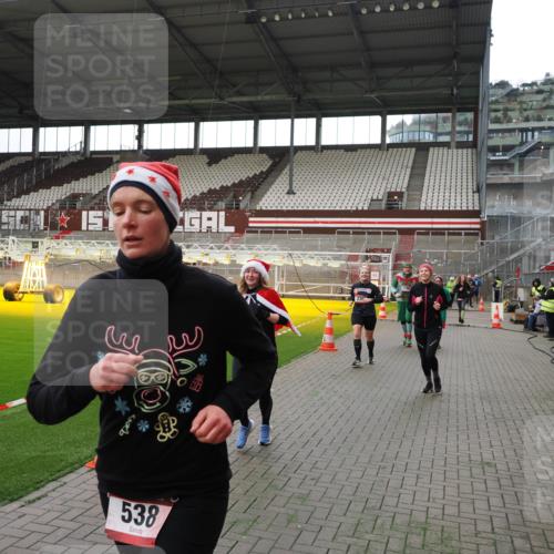 07.12.2025 - St. Pauli X-Mass-Run No. 15 Fabian Wolf http://msf.ph/oto/9396591 07.12.2025 10:40:13 Ziel 230, 538, 580, 3161, 3164, 3796, 3797, 4874, 4878 meine-sportfotos.de