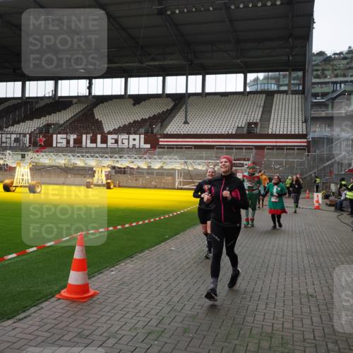 07.12.2025 - St. Pauli X-Mass-Run No. 15 Fabian Wolf http://msf.ph/oto/9396596 07.12.2025 10:40:14 Ziel 230, 538, 580, 3161, 3164, 3796, 3797, 4874, 4878 meine-sportfotos.de