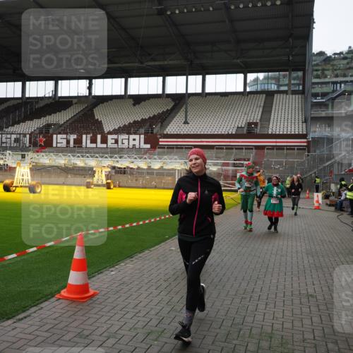 07.12.2025 - St. Pauli X-Mass-Run No. 15 Fabian Wolf http://msf.ph/oto/9396598 07.12.2025 10:40:15 Ziel 230, 538, 580, 3161, 3164, 3796, 3797, 4874, 4878 meine-sportfotos.de