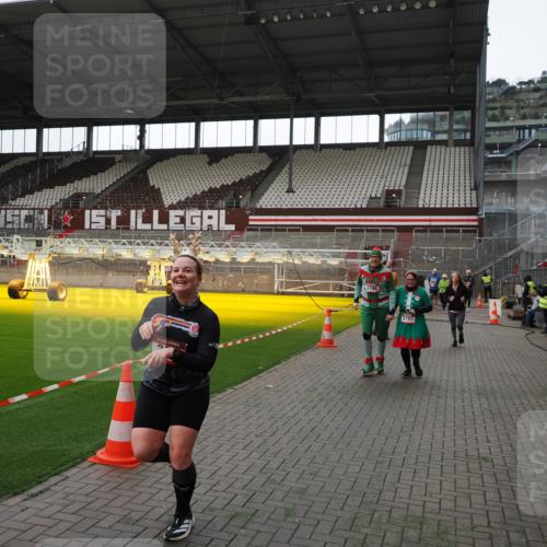 07.12.2025 - St. Pauli X-Mass-Run No. 15 Fabian Wolf http://msf.ph/oto/9396604 07.12.2025 10:40:16 Ziel 230, 538, 580, 731, 735, 3161, 3164, 3796, 3797, 4874, 4878 meine-sportfotos.de