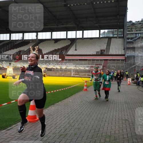 07.12.2025 - St. Pauli X-Mass-Run No. 15 Fabian Wolf http://msf.ph/oto/9396605 07.12.2025 10:40:16 Ziel 230, 538, 580, 731, 735, 3161, 3164, 3796, 3797, 4874, 4878 meine-sportfotos.de