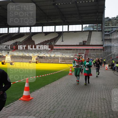 07.12.2025 - St. Pauli X-Mass-Run No. 15 Fabian Wolf http://msf.ph/oto/9396607 07.12.2025 10:40:16 Ziel 230, 538, 580, 731, 735, 3161, 3164, 3796, 3797, 4874, 4878 meine-sportfotos.de