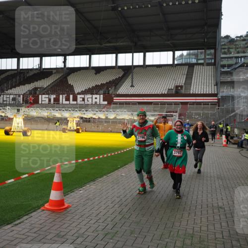 07.12.2025 - St. Pauli X-Mass-Run No. 15 Fabian Wolf http://msf.ph/oto/9396609 07.12.2025 10:40:18 Ziel 230, 538, 580, 731, 735, 2169, 3161, 3164, 3796, 3797, 4874, 4878 meine-sportfotos.de