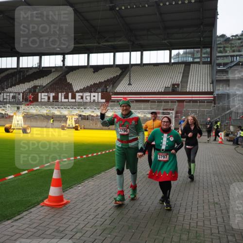 07.12.2025 - St. Pauli X-Mass-Run No. 15 Fabian Wolf http://msf.ph/oto/9396612 07.12.2025 10:40:18 Ziel 230, 538, 580, 731, 735, 2169, 3161, 3164, 3796, 3797, 4874, 4878 meine-sportfotos.de
