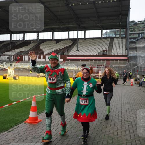 07.12.2025 - St. Pauli X-Mass-Run No. 15 Fabian Wolf http://msf.ph/oto/9396616 07.12.2025 10:40:19 Ziel 230, 538, 580, 731, 735, 2169, 3161, 3164, 3796, 3797, 4874, 4878 meine-sportfotos.de