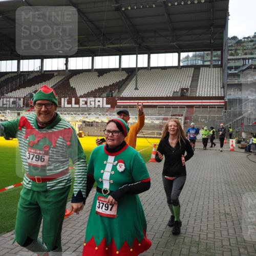 07.12.2025 - St. Pauli X-Mass-Run No. 15 Fabian Wolf http://msf.ph/oto/9396619 07.12.2025 10:40:20 Ziel 230, 538, 580, 731, 735, 2169, 3161, 3164, 3796, 3797, 4874, 4878 meine-sportfotos.de