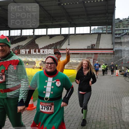 07.12.2025 - St. Pauli X-Mass-Run No. 15 Fabian Wolf http://msf.ph/oto/9396620 07.12.2025 10:40:20 Ziel 230, 538, 580, 731, 735, 2169, 3161, 3164, 3796, 3797, 4874, 4878 meine-sportfotos.de