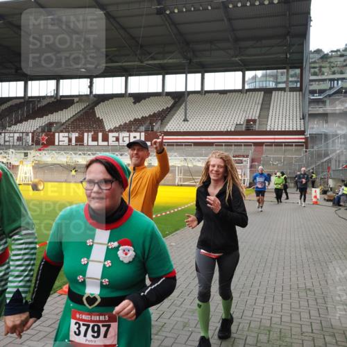 07.12.2025 - St. Pauli X-Mass-Run No. 15 Fabian Wolf http://msf.ph/oto/9396621 07.12.2025 10:40:20 Ziel 230, 538, 580, 731, 735, 2169, 3161, 3164, 3796, 3797, 4874, 4878 meine-sportfotos.de