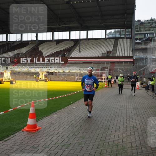 07.12.2025 - St. Pauli X-Mass-Run No. 15 Fabian Wolf http://msf.ph/oto/9396629 07.12.2025 10:40:23 Ziel 230, 538, 580, 731, 735, 2169, 2916, 3161, 3164, 3796, 3797, 4874, 4878 meine-sportfotos.de