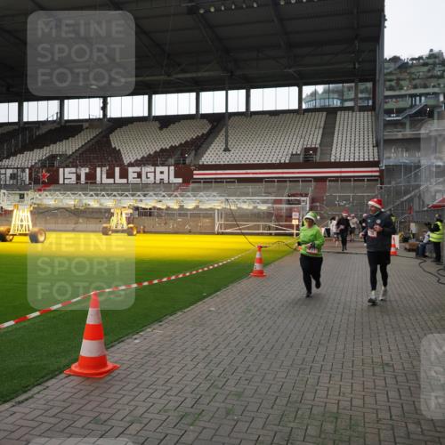 07.12.2025 - St. Pauli X-Mass-Run No. 15 Fabian Wolf http://msf.ph/oto/9396637 07.12.2025 10:40:25 Ziel 230, 538, 731, 735, 2169, 2916, 3161, 3164, 3797, 4874, 4878 meine-sportfotos.de