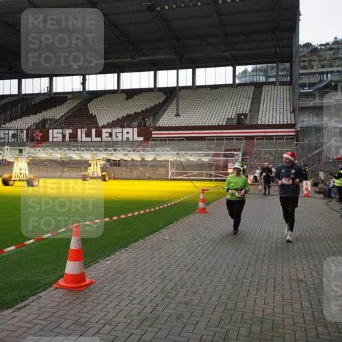 07.12.2025 - St. Pauli X-Mass-Run No. 15 Fabian Wolf http://msf.ph/oto/9396639 07.12.2025 10:40:26 Ziel 230, 731, 735, 2169, 2594, 2916, 3161, 3164, 3408, 4874, 4878 meine-sportfotos.de
