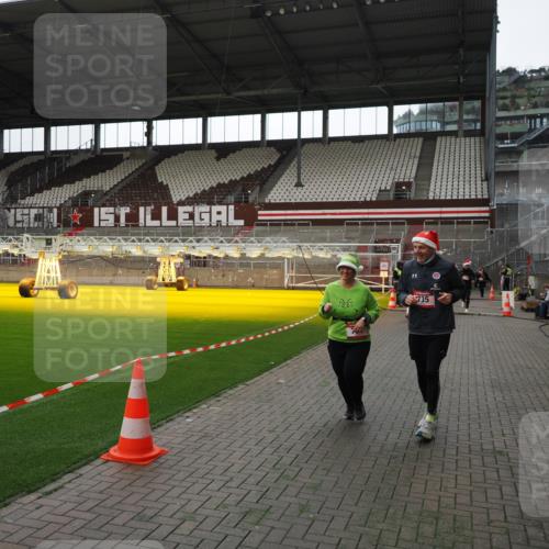 07.12.2025 - St. Pauli X-Mass-Run No. 15 Fabian Wolf http://msf.ph/oto/9396645 07.12.2025 10:40:27 Ziel 230, 731, 735, 2169, 2594, 2916, 3161, 3164, 3244, 3408 meine-sportfotos.de