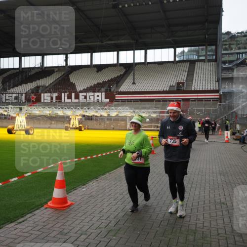 07.12.2025 - St. Pauli X-Mass-Run No. 15 Fabian Wolf http://msf.ph/oto/9396648 07.12.2025 10:40:28 Ziel 731, 735, 2169, 2594, 2916, 3161, 3164, 3244, 3408 meine-sportfotos.de