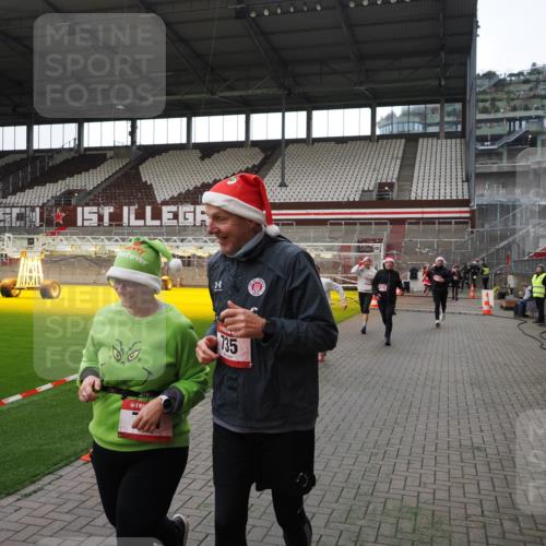 07.12.2025 - St. Pauli X-Mass-Run No. 15 Fabian Wolf http://msf.ph/oto/9396653 07.12.2025 10:40:29 Ziel 731, 735, 2169, 2594, 2916, 3161, 3164, 3244, 3408 meine-sportfotos.de