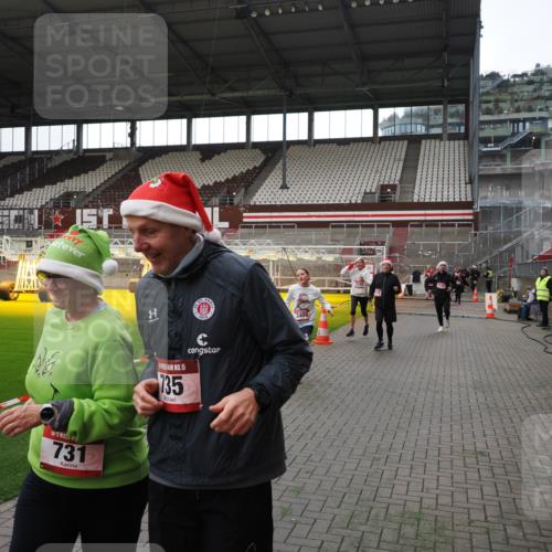 07.12.2025 - St. Pauli X-Mass-Run No. 15 Fabian Wolf http://msf.ph/oto/9396654 07.12.2025 10:40:29 Ziel 731, 735, 2169, 2594, 2916, 3161, 3164, 3244, 3408 meine-sportfotos.de