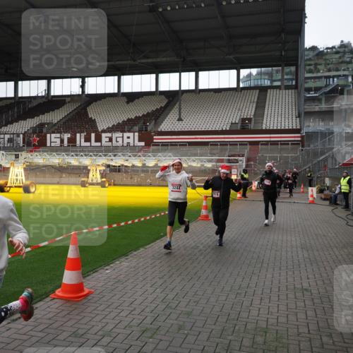 07.12.2025 - St. Pauli X-Mass-Run No. 15 Fabian Wolf http://msf.ph/oto/9396660 07.12.2025 10:40:30 Ziel 731, 735, 2169, 2594, 2916, 3161, 3164, 3244, 3407, 3408, 4041 meine-sportfotos.de
