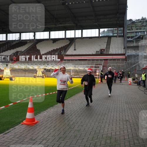 07.12.2025 - St. Pauli X-Mass-Run No. 15 Fabian Wolf http://msf.ph/oto/9396662 07.12.2025 10:40:30 Ziel 731, 735, 2169, 2594, 2916, 3161, 3164, 3244, 3407, 3408, 4041 meine-sportfotos.de