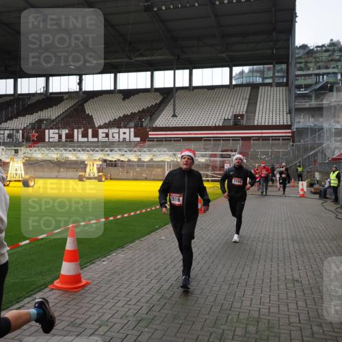 07.12.2025 - St. Pauli X-Mass-Run No. 15 Fabian Wolf http://msf.ph/oto/9396666 07.12.2025 10:40:31 Ziel 731, 735, 1457, 2169, 2594, 2916, 3161, 3164, 3244, 3407, 3408, 4041, 4304 meine-sportfotos.de
