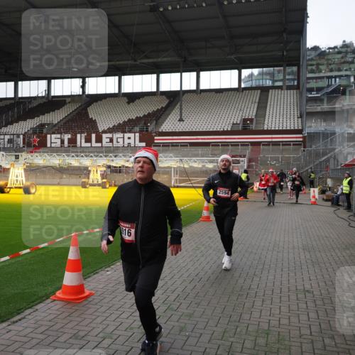 07.12.2025 - St. Pauli X-Mass-Run No. 15 Fabian Wolf http://msf.ph/oto/9396669 07.12.2025 10:40:32 Ziel 731, 735, 1457, 2169, 2594, 2916, 3161, 3164, 3244, 3407, 3408, 4041, 4304 meine-sportfotos.de