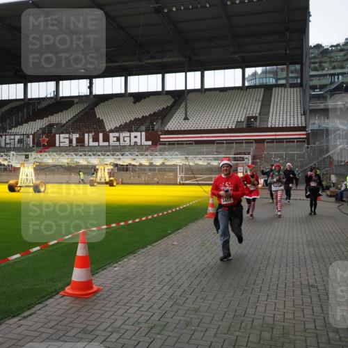 07.12.2025 - St. Pauli X-Mass-Run No. 15 Fabian Wolf http://msf.ph/oto/9396675 07.12.2025 10:40:36 Ziel 284, 406, 731, 735, 1457, 2169, 2594, 2916, 3244, 3407, 3408, 4041, 4304 meine-sportfotos.de