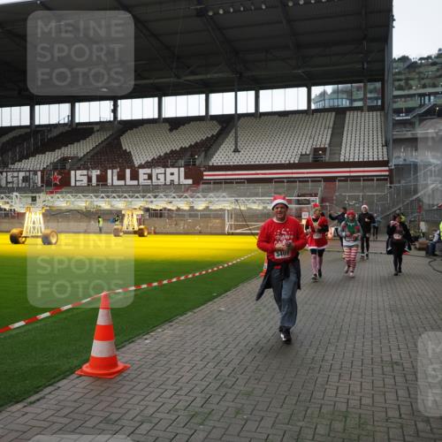 07.12.2025 - St. Pauli X-Mass-Run No. 15 Fabian Wolf http://msf.ph/oto/9396676 07.12.2025 10:40:36 Ziel 284, 406, 731, 735, 1457, 2169, 2594, 2916, 3244, 3407, 3408, 4041, 4304 meine-sportfotos.de