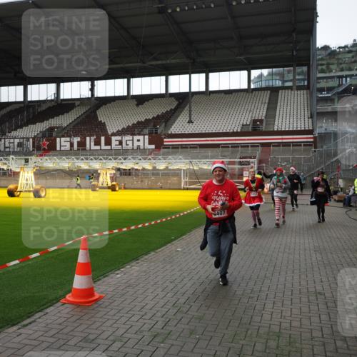 07.12.2025 - St. Pauli X-Mass-Run No. 15 Fabian Wolf http://msf.ph/oto/9396677 07.12.2025 10:40:36 Ziel 284, 406, 731, 735, 1457, 2169, 2594, 2916, 3244, 3407, 3408, 4041, 4304 meine-sportfotos.de