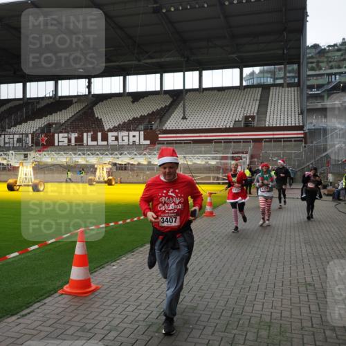 07.12.2025 - St. Pauli X-Mass-Run No. 15 Fabian Wolf http://msf.ph/oto/9396680 07.12.2025 10:40:37 Ziel 284, 406, 1457, 2169, 2594, 2916, 3244, 3407, 3408, 4041, 4304 meine-sportfotos.de