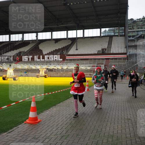 07.12.2025 - St. Pauli X-Mass-Run No. 15 Fabian Wolf http://msf.ph/oto/9396686 07.12.2025 10:40:38 Ziel 284, 406, 1457, 2555, 2559, 2594, 2916, 3244, 3407, 3408, 4041, 4304 meine-sportfotos.de