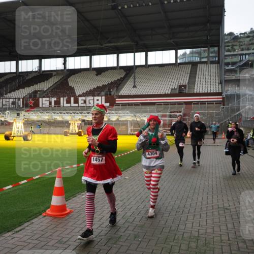 07.12.2025 - St. Pauli X-Mass-Run No. 15 Fabian Wolf http://msf.ph/oto/9396689 07.12.2025 10:40:39 Ziel 284, 406, 1457, 2555, 2559, 2594, 2916, 3244, 3407, 3408, 4041, 4304 meine-sportfotos.de