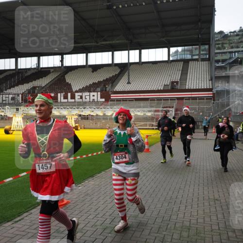 07.12.2025 - St. Pauli X-Mass-Run No. 15 Fabian Wolf http://msf.ph/oto/9396691 07.12.2025 10:40:39 Ziel 284, 406, 1457, 2555, 2559, 2594, 2916, 3244, 3407, 3408, 4041, 4304 meine-sportfotos.de