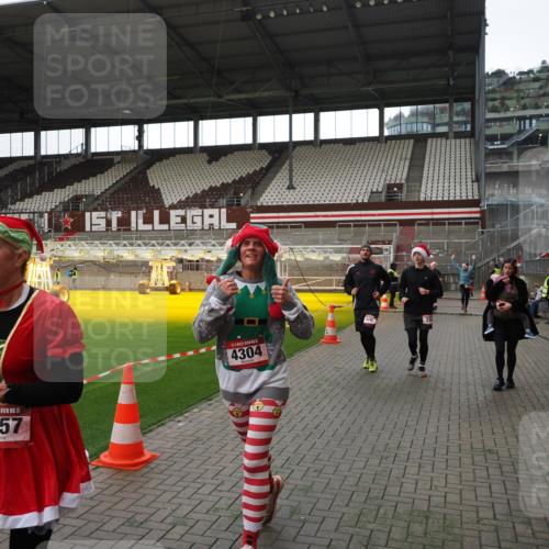 07.12.2025 - St. Pauli X-Mass-Run No. 15 Fabian Wolf http://msf.ph/oto/9396692 07.12.2025 10:40:40 Ziel 284, 406, 1457, 2555, 2559, 2594, 2916, 3244, 3407, 3408, 4041, 4304 meine-sportfotos.de