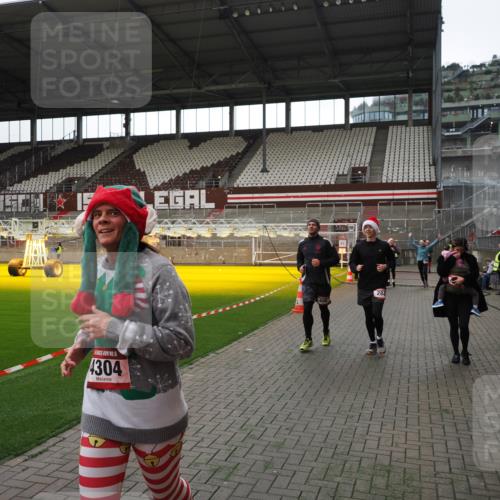 07.12.2025 - St. Pauli X-Mass-Run No. 15 Fabian Wolf http://msf.ph/oto/9396694 07.12.2025 10:40:40 Ziel 284, 406, 1457, 2555, 2559, 2594, 2916, 3244, 3407, 3408, 4041, 4304 meine-sportfotos.de