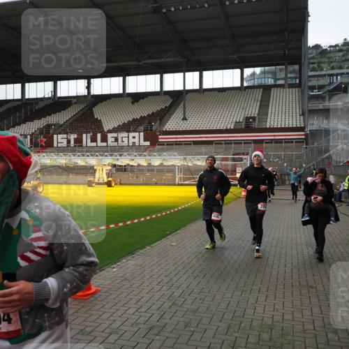 07.12.2025 - St. Pauli X-Mass-Run No. 15 Fabian Wolf http://msf.ph/oto/9396695 07.12.2025 10:40:40 Ziel 284, 406, 1457, 2555, 2559, 2594, 2916, 3244, 3407, 3408, 4041, 4304 meine-sportfotos.de