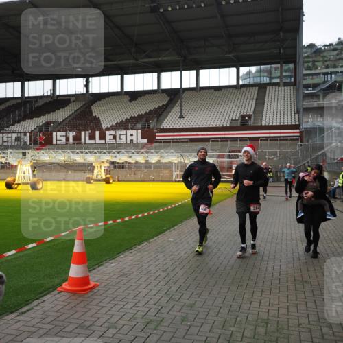 07.12.2025 - St. Pauli X-Mass-Run No. 15 Fabian Wolf http://msf.ph/oto/9396696 07.12.2025 10:40:40 Ziel 284, 406, 1457, 2555, 2559, 2594, 2916, 3244, 3407, 3408, 4041, 4304 meine-sportfotos.de