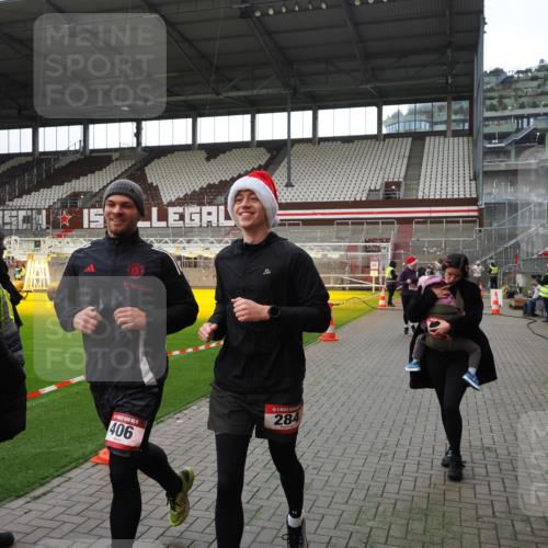 07.12.2025 - St. Pauli X-Mass-Run No. 15 Fabian Wolf http://msf.ph/oto/9396701 07.12.2025 10:40:42 Ziel 284, 406, 1457, 2555, 2559, 2594, 2916, 3244, 3407, 3408, 4041, 4304, 4856 meine-sportfotos.de