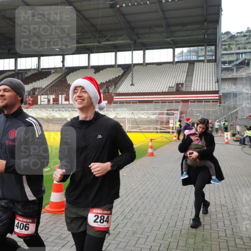 07.12.2025 - St. Pauli X-Mass-Run No. 15 Fabian Wolf http://msf.ph/oto/9396702 07.12.2025 10:40:42 Ziel 284, 406, 1457, 2555, 2559, 2594, 2916, 3244, 3407, 3408, 4041, 4304, 4856 meine-sportfotos.de