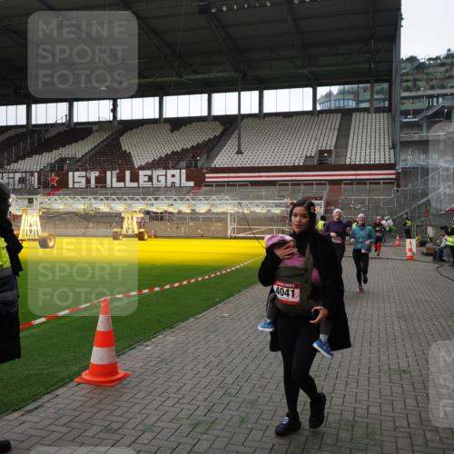 07.12.2025 - St. Pauli X-Mass-Run No. 15 Fabian Wolf http://msf.ph/oto/9396705 07.12.2025 10:40:43 Ziel 284, 406, 1457, 2555, 2559, 2594, 2916, 3244, 3407, 3408, 4041, 4304, 4856 meine-sportfotos.de