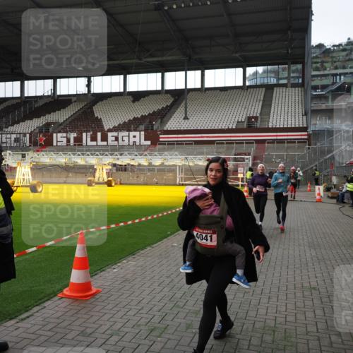 07.12.2025 - St. Pauli X-Mass-Run No. 15 Fabian Wolf http://msf.ph/oto/9396706 07.12.2025 10:40:43 Ziel 284, 406, 1457, 2555, 2559, 2594, 2916, 3244, 3407, 3408, 4041, 4304, 4856 meine-sportfotos.de