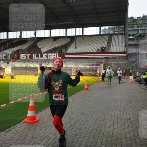 07.12.2025 - St. Pauli X-Mass-Run No. 15 Fabian Wolf http://msf.ph/oto/9396724 07.12.2025 10:40:48 Ziel 284, 288, 406, 1457, 2555, 2559, 3407, 4041, 4304, 4856, 4871 meine-sportfotos.de