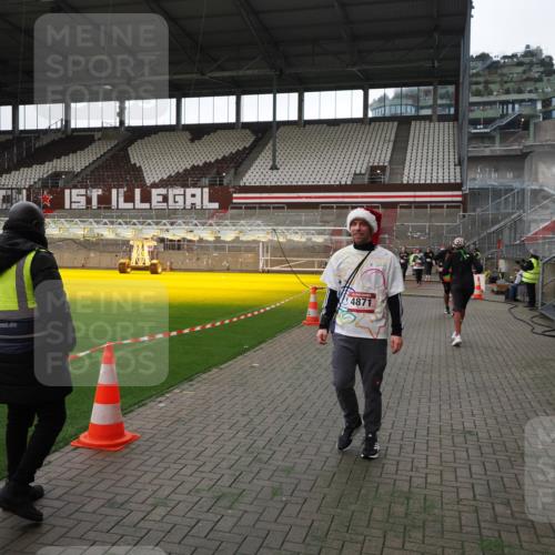 07.12.2025 - St. Pauli X-Mass-Run No. 15 Fabian Wolf http://msf.ph/oto/9396735 07.12.2025 10:40:56 Ziel 288, 952, 2555, 2559, 3264, 3265, 4773, 4856, 4871 meine-sportfotos.de