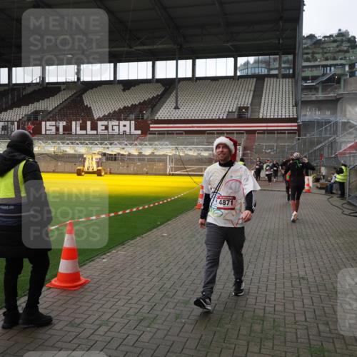 07.12.2025 - St. Pauli X-Mass-Run No. 15 Fabian Wolf http://msf.ph/oto/9396736 07.12.2025 10:40:57 Ziel 288, 545, 952, 2555, 2559, 3264, 3265, 4773, 4856, 4871 meine-sportfotos.de