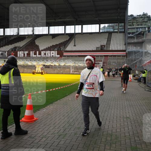 07.12.2025 - St. Pauli X-Mass-Run No. 15 Fabian Wolf http://msf.ph/oto/9396737 07.12.2025 10:40:57 Ziel 288, 545, 952, 2555, 2559, 3264, 3265, 4773, 4856, 4871 meine-sportfotos.de
