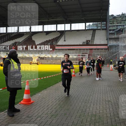 07.12.2025 - St. Pauli X-Mass-Run No. 15 Fabian Wolf http://msf.ph/oto/9396744 07.12.2025 10:41:03 Ziel 288, 449, 545, 952, 3264, 3265, 3951, 4773, 4871 meine-sportfotos.de