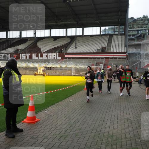 07.12.2025 - St. Pauli X-Mass-Run No. 15 Fabian Wolf http://msf.ph/oto/9396752 07.12.2025 10:41:05 Ziel 288, 449, 545, 952, 1153, 3264, 3265, 3951, 4617, 4773, 4871 meine-sportfotos.de