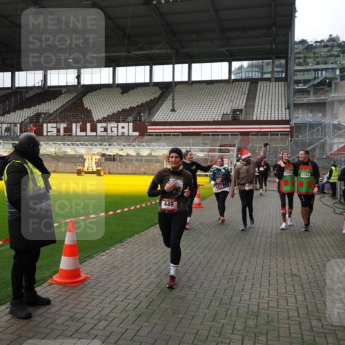 07.12.2025 - St. Pauli X-Mass-Run No. 15 Fabian Wolf http://msf.ph/oto/9396757 07.12.2025 10:41:06 Ziel 288, 449, 545, 952, 1153, 3264, 3265, 3951, 4617, 4773, 4871 meine-sportfotos.de