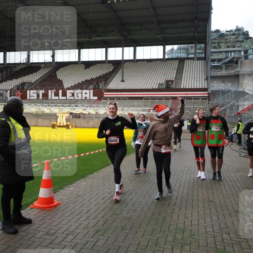 07.12.2025 - St. Pauli X-Mass-Run No. 15 Fabian Wolf http://msf.ph/oto/9396761 07.12.2025 10:41:07 Ziel 449, 545, 952, 1153, 3264, 3265, 3951, 4617, 4773 meine-sportfotos.de