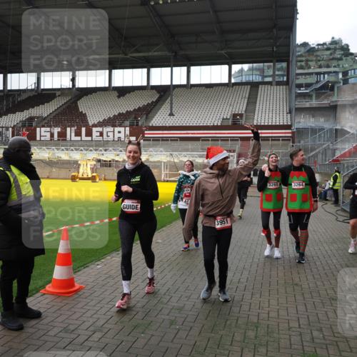 07.12.2025 - St. Pauli X-Mass-Run No. 15 Fabian Wolf http://msf.ph/oto/9396763 07.12.2025 10:41:08 Ziel 449, 545, 575, 952, 1153, 3047, 3264, 3265, 3951, 4617, 4773 meine-sportfotos.de