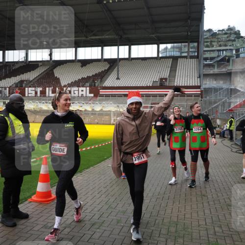 07.12.2025 - St. Pauli X-Mass-Run No. 15 Fabian Wolf http://msf.ph/oto/9396765 07.12.2025 10:41:08 Ziel 449, 545, 575, 952, 1153, 3047, 3264, 3265, 3951, 4617, 4773 meine-sportfotos.de