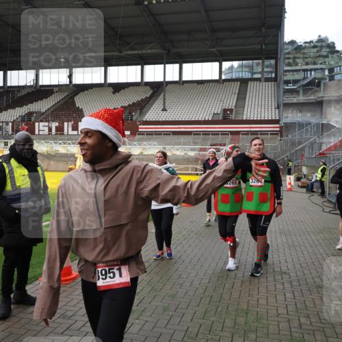 07.12.2025 - St. Pauli X-Mass-Run No. 15 Fabian Wolf http://msf.ph/oto/9396768 07.12.2025 10:41:09 Ziel 449, 545, 575, 952, 1153, 3047, 3264, 3265, 3951, 4617, 4773 meine-sportfotos.de