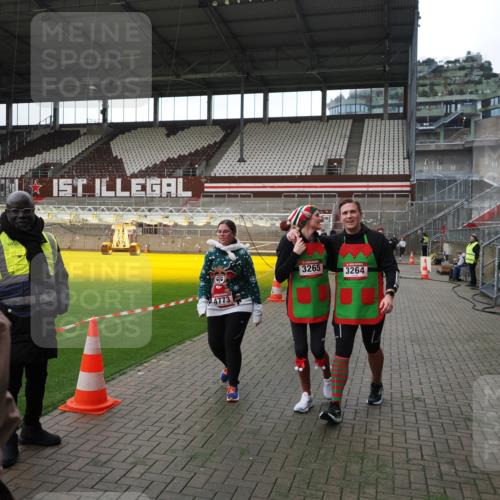 07.12.2025 - St. Pauli X-Mass-Run No. 15 Fabian Wolf http://msf.ph/oto/9396770 07.12.2025 10:41:09 Ziel 449, 545, 575, 952, 1153, 3047, 3264, 3265, 3951, 4617, 4773 meine-sportfotos.de